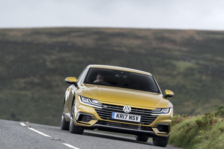  Volkswagen Arteon 4Motion R-Line 2017 года  (UK) (фото 28 из 41)